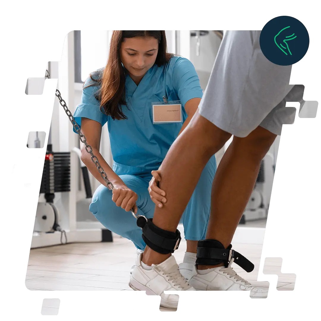 Assistente-médico-analisando-paciente-com-exercícios-após-lesões-esportivas